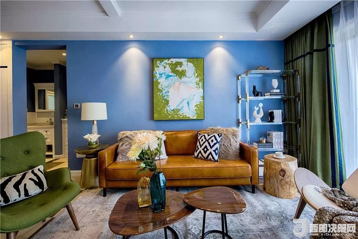 沙發(fā)背景墻選對裝飾畫，才能美了整個客廳空間！