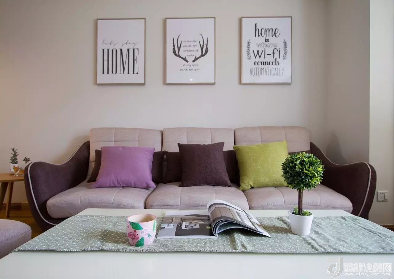 沙發(fā)背景墻選對裝飾畫，才能美了整個客廳空間！