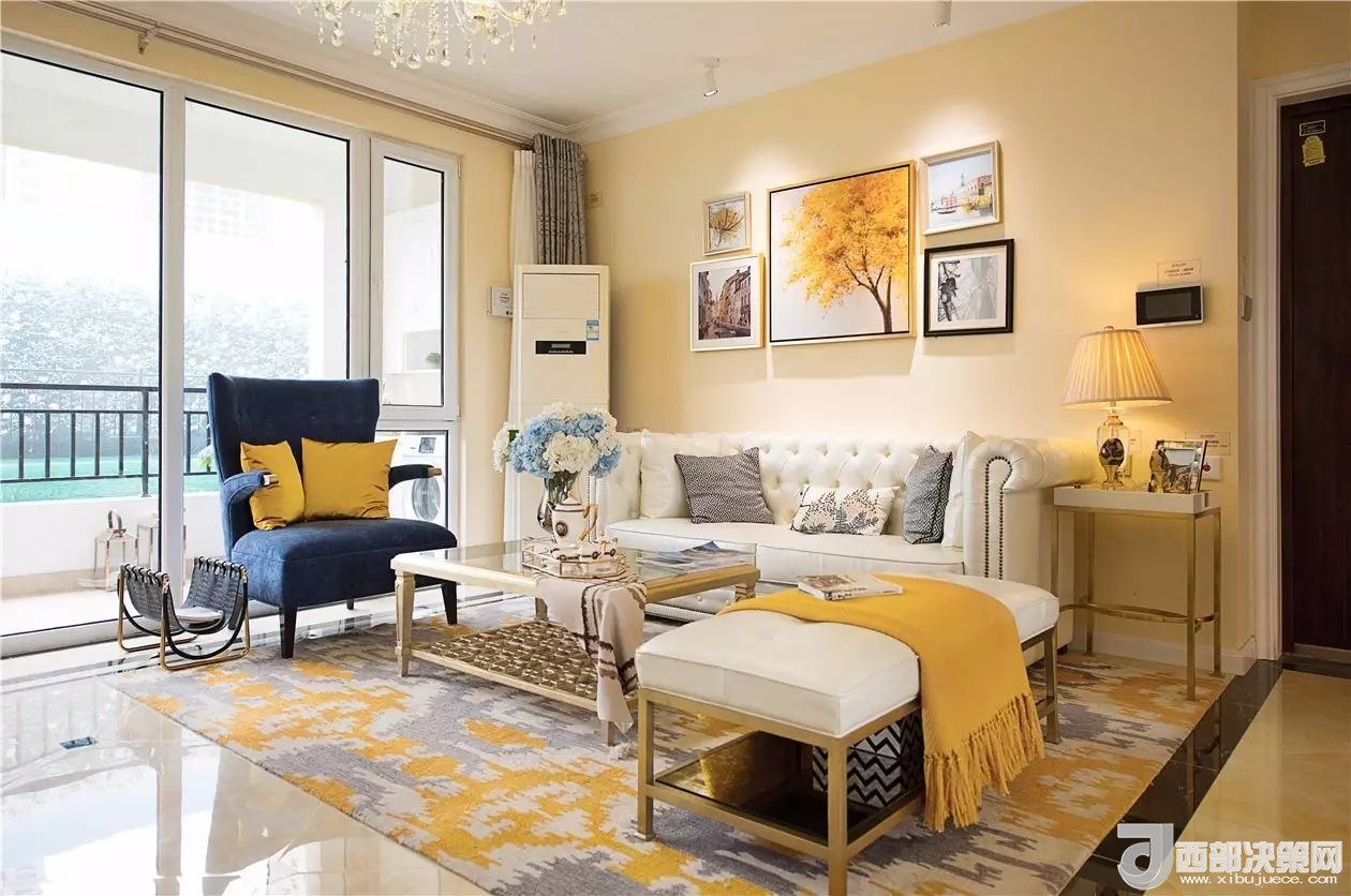 沙發(fā)背景墻選對裝飾畫，才能美了整個客廳空間！