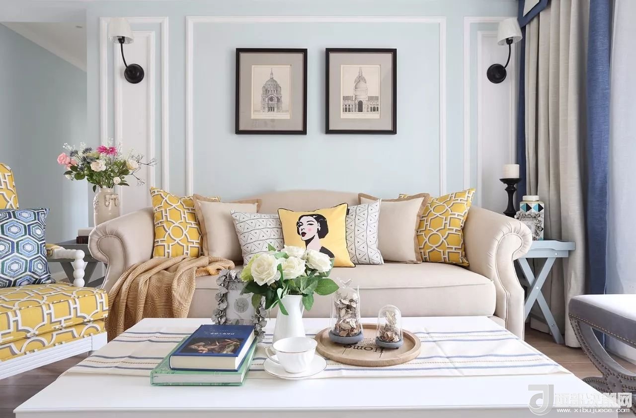 沙發(fā)背景墻選對裝飾畫，才能美了整個客廳空間！