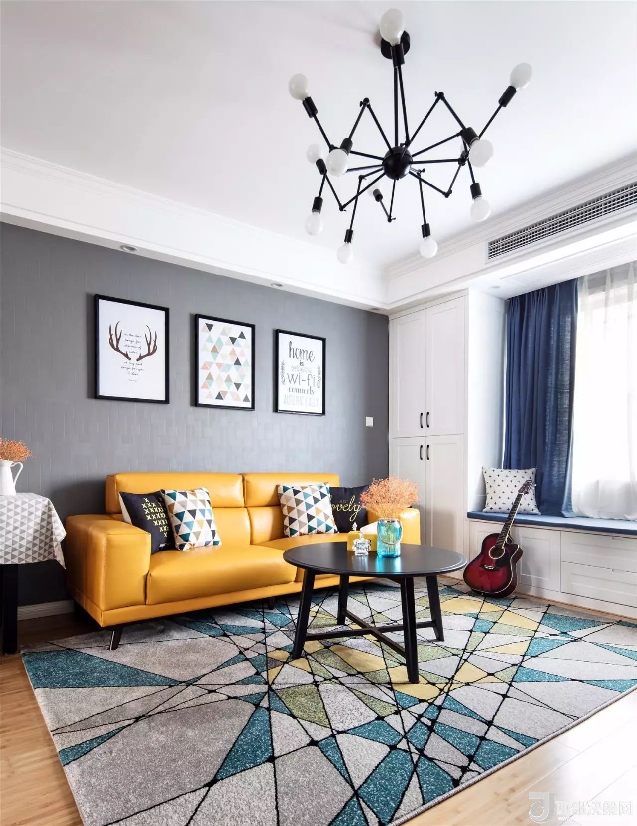 沙發(fā)背景墻選對裝飾畫，才能美了整個客廳空間！