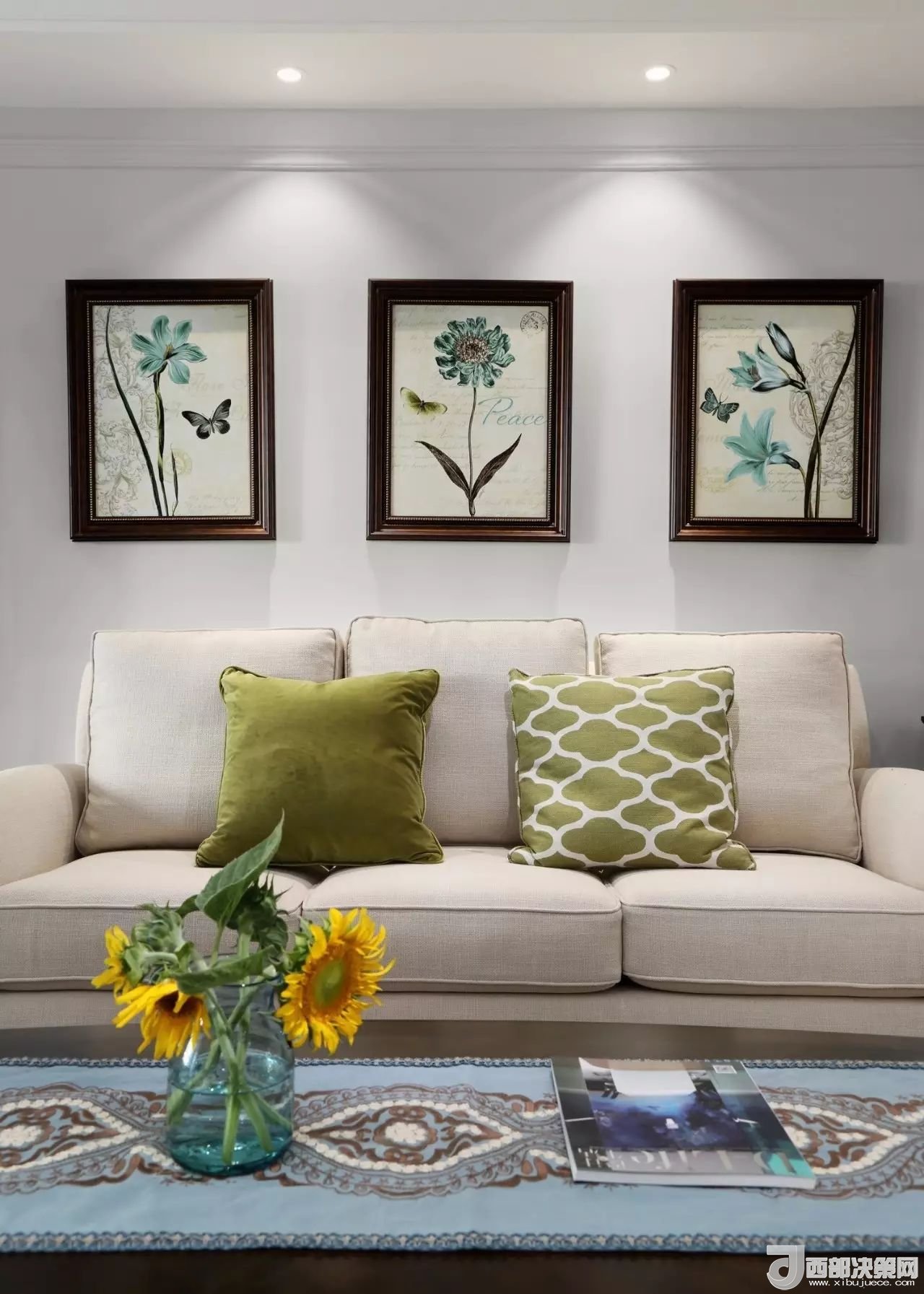 沙發(fā)背景墻選對裝飾畫，才能美了整個客廳空間！