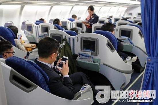 在東航MU5137航班上，旅客全程在飛行模式下可以使用手機。殷立勤 攝