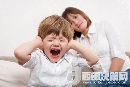 這時孩子可能會一直哭，甚至觀察父母的反應(yīng)。父母這時候可以讓他哭，哭累了自然就會停下，要讓孩子明白“鬧起來沒道理我不會心疼你”。