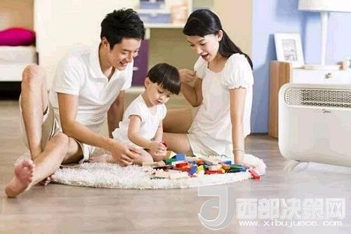 兒童時期，孩子好奇心強，喜歡“打破砂鍋問到底”、“探究性拆東西”、“自言自語做游戲”。這些聽似好笑，看似頑皮的言行舉止，恰恰就是孩子創(chuàng)造火花的閃現(xiàn)。心理學(xué)家鄧斯克認為，小孩子在游戲中的“假裝”會大大促進他們的發(fā)散思維。