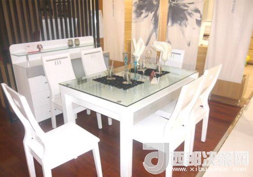 喜歡白色餐桌 但椅子該如何搭配？