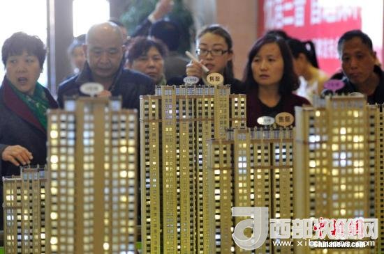 資料圖：民眾選購(gòu)商品房。 <a target='_blank' >中新社</a>記者 韋亮 攝