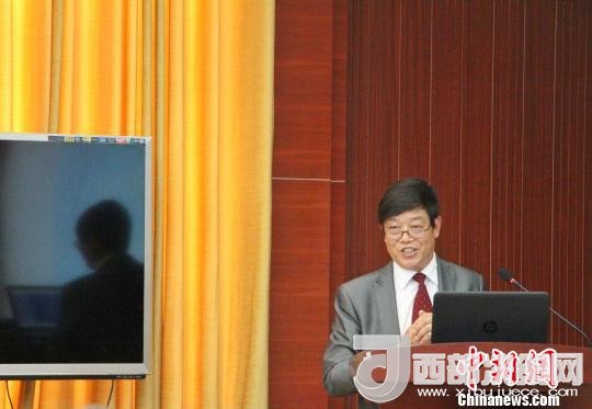 圖為中南大學教授歐陽友權在現場作了題為“我國文化產業(yè)發(fā)展的三大拐點與高校的責任”報告?！≮w曉 攝