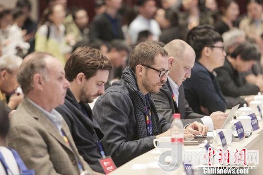 河北工業(yè)設(shè)計(jì)創(chuàng)新中心(以下簡稱HIDC)啟動(dòng)儀式暨“設(shè)計(jì)促轉(zhuǎn)型·創(chuàng)新贏未來”國際工業(yè)設(shè)計(jì)工作坊26日在河北省省會(huì)石家莊市舉行。圖為與會(huì)各國設(shè)計(jì)師?！⌒ば?攝