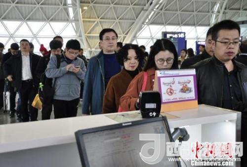 圖為旅客等待進(jìn)入客艙?！慰∶?攝