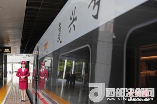 資料圖：4月10日，列車員在“復(fù)興號(hào)”列車旁迎接旅客的到來。 <a target='_blank'  data-cke-saved- >中新社</a>記者 殷立勤 攝