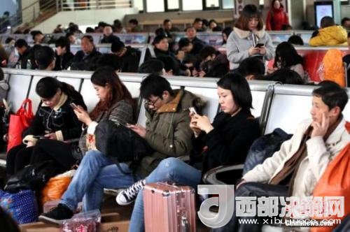 資料圖：移動互聯(lián)網(wǎng)時代，旅客都拿著手機打發(fā)時間。<a target='_blank' >中新社</a>記者 王中舉 攝