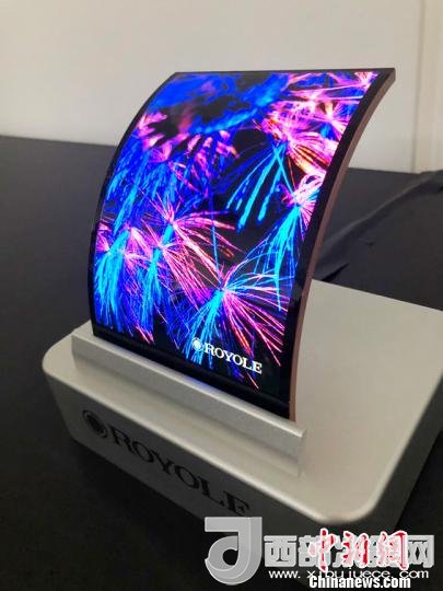 柔宇科技全柔性顯示屏在固定曲面上的應(yīng)用?！∪嵊羁萍脊﹫D 攝