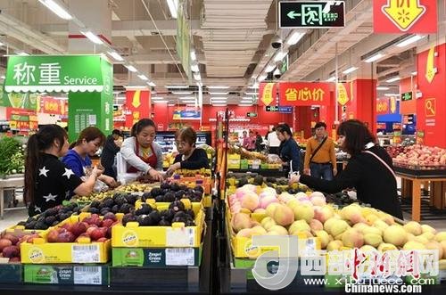 資料圖：民眾在超市選購(gòu)水果。<a target='_blank'  data-cke-saved- >中新社</a>記者 俞靖 攝