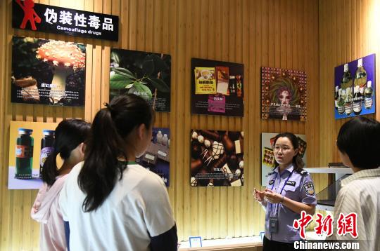 山西省司法行政戒毒系統(tǒng)積極面向社會(huì)開(kāi)展禁毒警示教育。　　　王建軍 攝