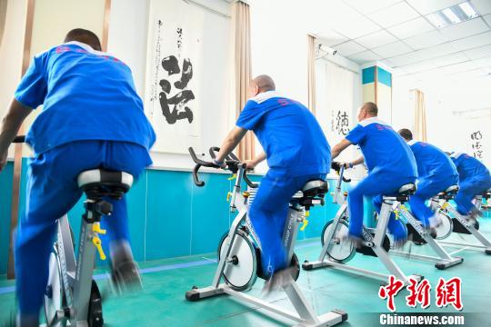 山西省戒毒人員正在進(jìn)行身體鍛煉?！⊥踅ㄜ?攝