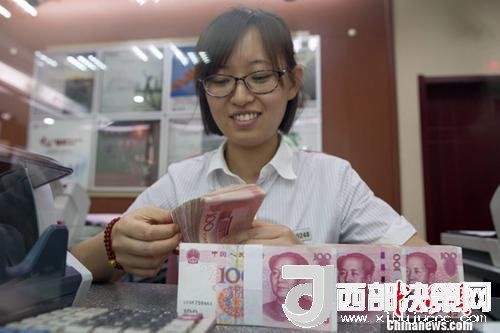 7月5日，山西太原一銀行工作人員正在清點貨幣。人民幣對美元匯率中間價在經(jīng)歷了過去11個交易中的10次下調(diào)后終于迎來大漲。5日，中國外匯交易中心公布人民幣對美元匯率中間價報6.6180，較前一交易日大幅上調(diào)415個基點，創(chuàng)下自2017年10月11日以來的最大升幅。<a target='_blank' >中新社</a>記者 張云 攝