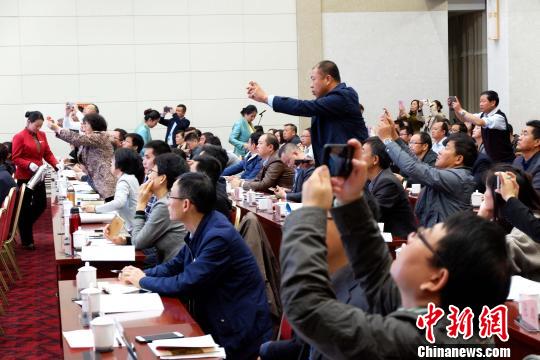 圖為與會嘉賓認(rèn)真聽取專家演講。　李雋 攝