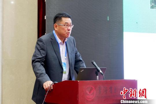 圖為青海省農(nóng)林科學(xué)院副院長、國家大麥青稞產(chǎn)業(yè)技術(shù)體系崗位科學(xué)家遲德釗正在發(fā)言。　李雋 攝