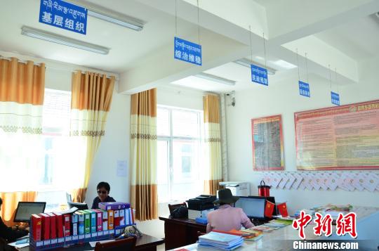 圖為塔秀村的便民服務大廳。　魯?shù)り?攝