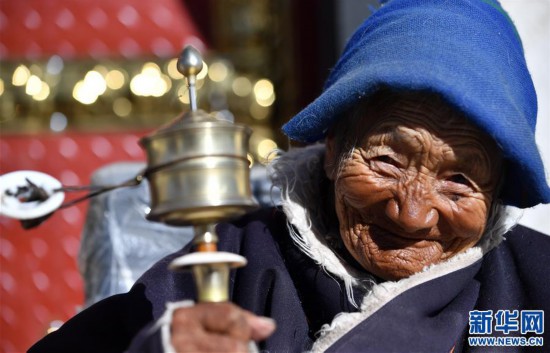 （新春走基層）（5）我們將在低海拔新居過(guò)年——極高海拔地區(qū)群眾生態(tài)搬遷安置點(diǎn)見(jiàn)聞