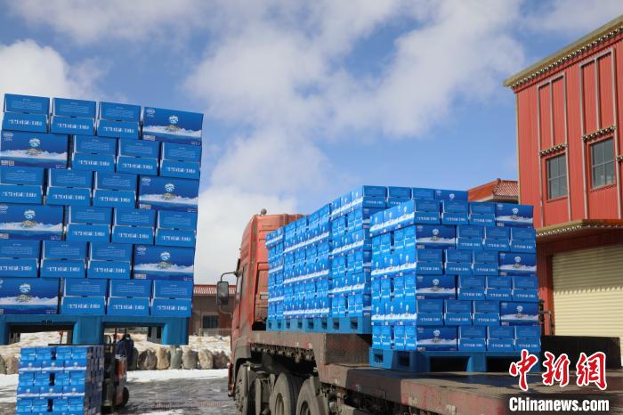 圖為當(dāng)雄的冰川礦泉水裝車，即將發(fā)往湖北。　當(dāng)雄縣 供圖 攝