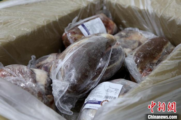 當(dāng)雄縣援鄂物資中的牦牛肉，圖中的為腱子肉，是牦牛肉中的“極品”?！‘?dāng)雄縣 供圖 攝