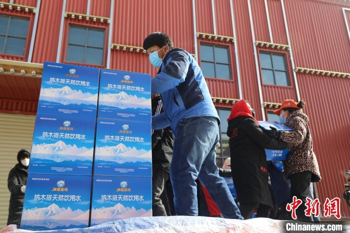 西藏當(dāng)雄給湖北荊州送去冰川礦泉水、牦牛肉等物資