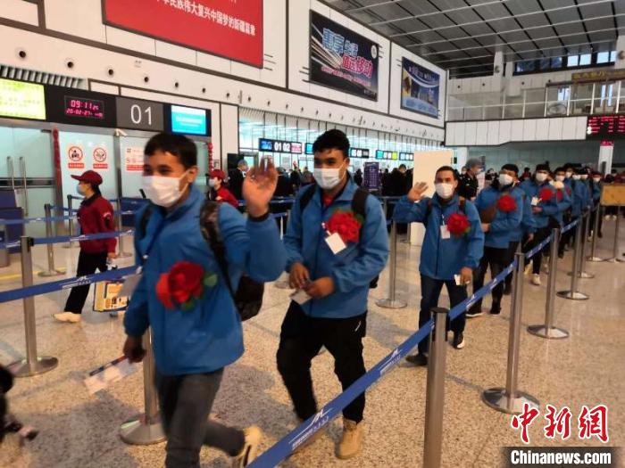 外出務(wù)工人員有序排隊辦理登記手續(xù)?！O友軍 攝