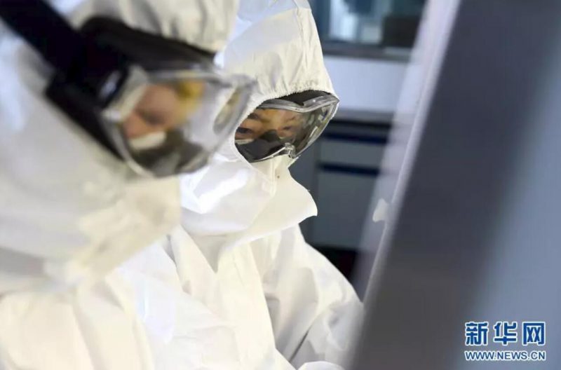 ▲資料圖片：負(fù)責(zé)新型冠狀病毒核酸檢測的工作人員，在實(shí)驗(yàn)室進(jìn)行樣本處理。（新華社發(fā) 周牧 攝）