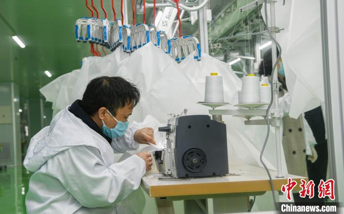 工人生產(chǎn)防護(hù)服，保障抗疫物資供應(yīng)。廣安市委宣傳部供圖