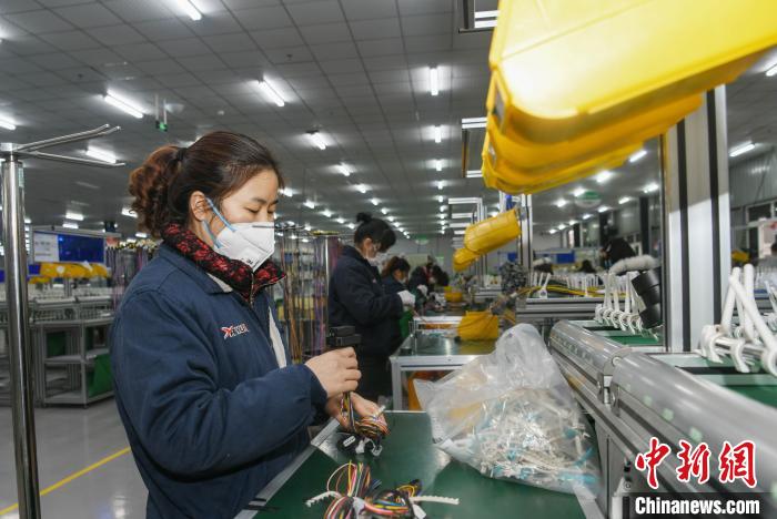 工人戴著口罩搶抓生產(chǎn)?！】到?攝