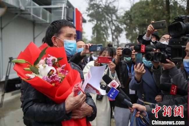 圖為貴州省最后一名新冠肺炎確診患者從貴州省將軍山醫(yī)院出院，患者接受媒體采訪?！■暮陚?攝