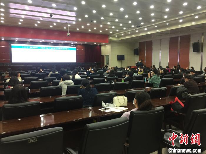 山西選派554名疫情防控指導(dǎo)員駐校指導(dǎo)高三年級(jí)開(kāi)學(xué)疫情防控?！「呷鸱?攝