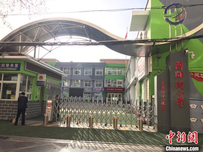 校門口設(shè)置臨時等候區(qū)，區(qū)域四周5米為禁行區(qū)?！「呷鸱?攝