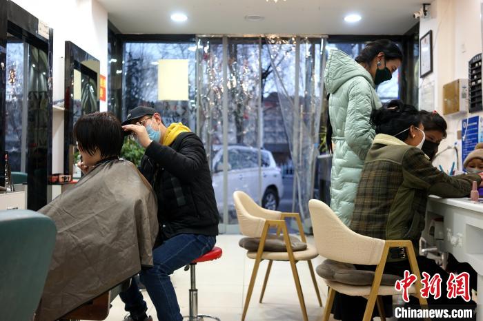 拉薩市民在一美發(fā)店理發(fā)、美甲?！〗w波 攝