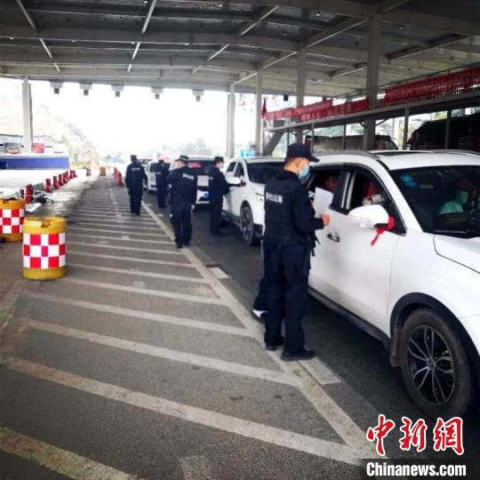 圖為云南一邊境檢查站防控疫情同時嚴防境外毒品滲透?！≡颇鲜」矎d供圖 攝