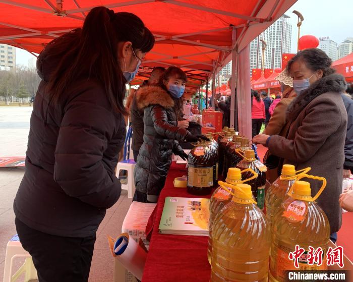 圖為市民們正在采購(gòu)商品?！O睿 攝