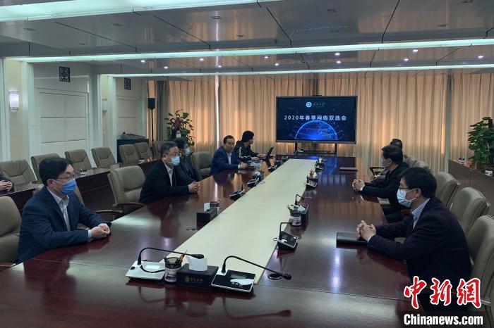 寧夏大學2020年春季首場綜合類“網(wǎng)絡(luò)雙選會”現(xiàn)場?！±钆迳?攝