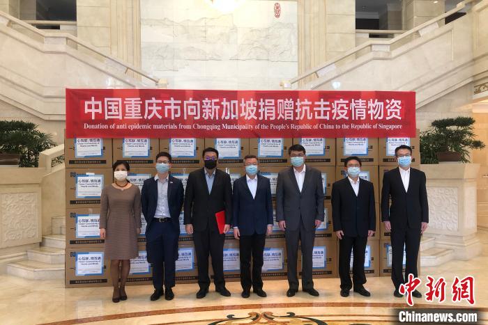 圖為捐贈方與接收方代表合影留念?！⑾嗔?攝