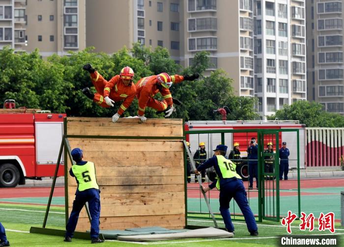 新消防員進(jìn)行消防障礙接力操展示?！⒅铱?攝