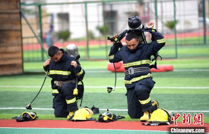 新消防員進(jìn)行穿戴空呼器展示。　劉忠俊 攝