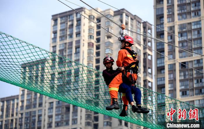 新消防員進(jìn)行T型救援操展示?！⒅铱?攝