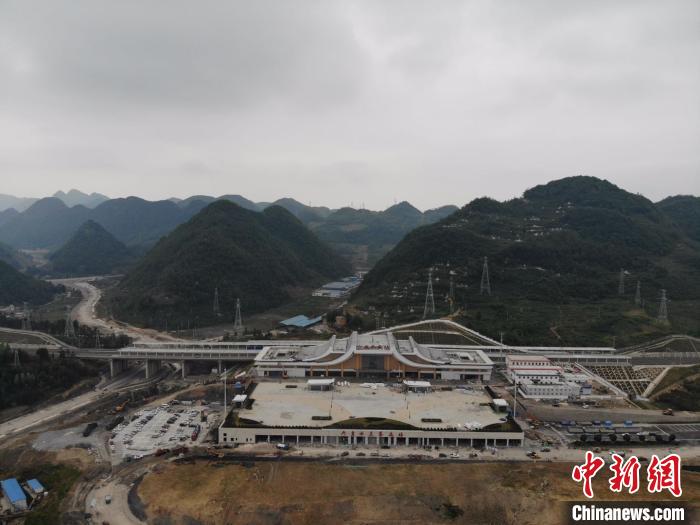 貴州省首條城際高速鐵路——安六鐵路開始聯(lián)調(diào)聯(lián)試。中國鐵路成都局集團公司供圖