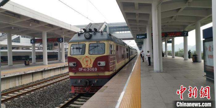 貴州省首條城際高速鐵路——安六鐵路開始聯(lián)調(diào)聯(lián)試。中國鐵路成都局集團公司供圖