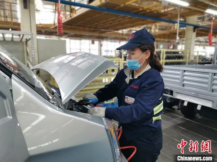 在滿足國外市場供應(yīng)的同時，成功汽車也緊盯國內(nèi)市場，拓渠道保銷量?！「唢w 攝