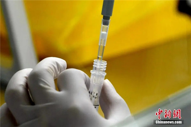 資料圖：工作人員正在準備檢測試劑。<a target='_blank'  data-cke-saved- >中新社</a>記者 王東明 攝