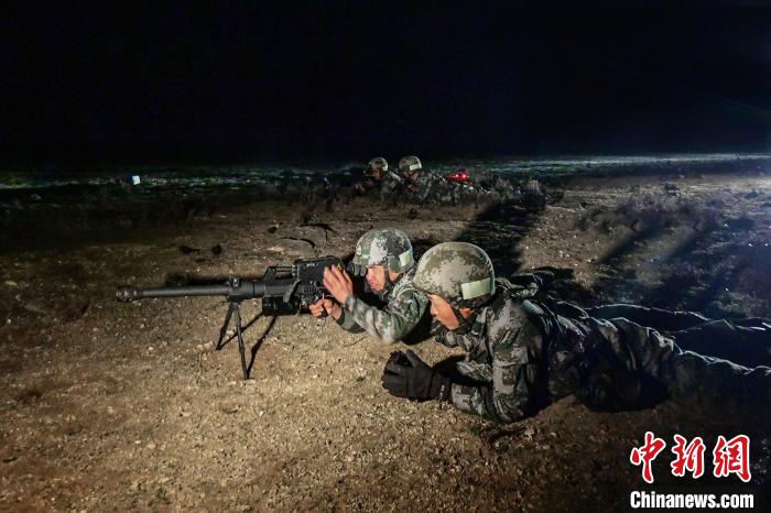 夜間狙擊手摧毀敵探照燈?！∑呀?攝