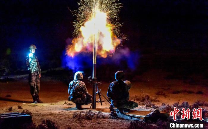 演練中偵察兵在夜間利用迫擊炮摧毀敵輕型裝甲?！」鶘|東 攝