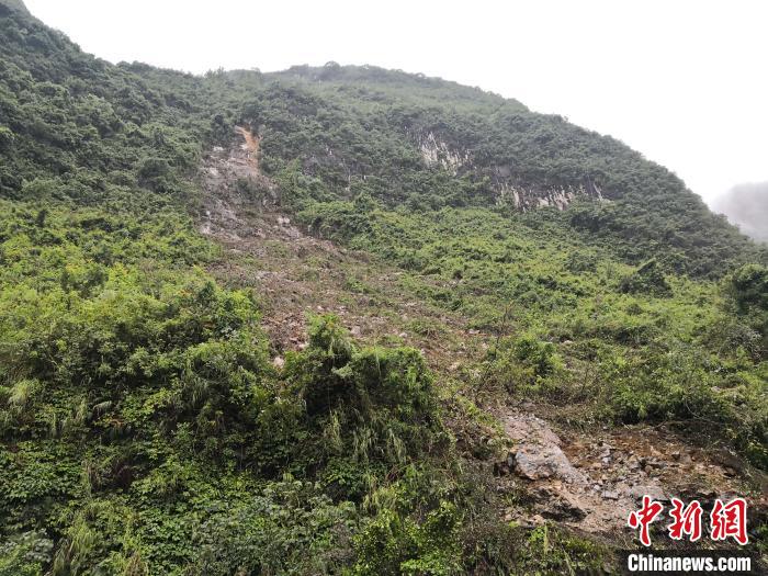 山體滑坡處?！↑S鵬 攝